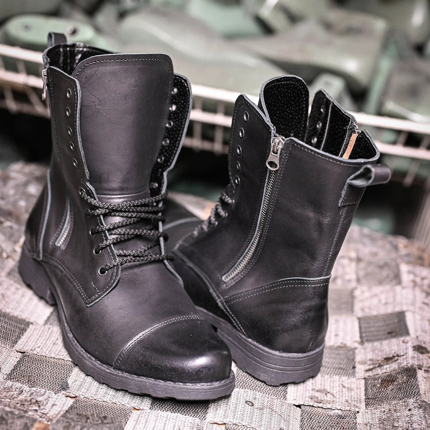 Handgefertigte Schwarze Herren-Combat-Boots aus Leder – Landon | KarolShoes