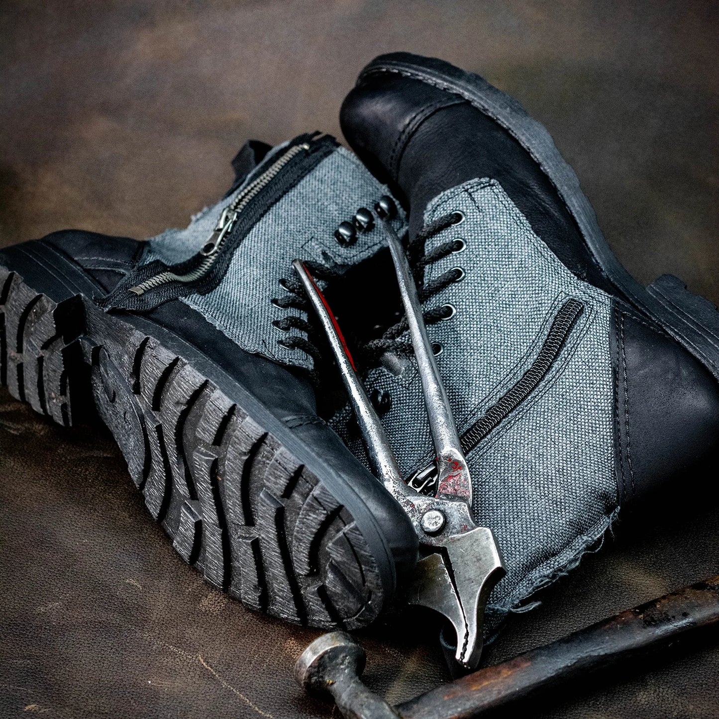 Handgefertigte Schwarze Herren-Boots aus Leder & Leinen – Linen | KarolShoes