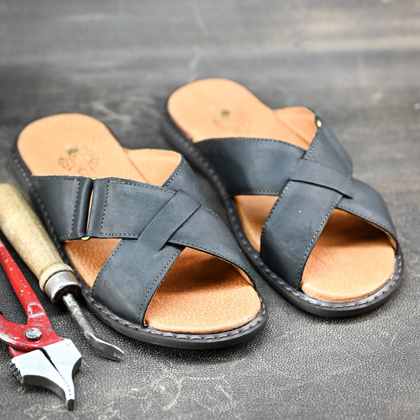 Schwarze Herren-Leder-Pantoletten mit Kreuzriemen – Nero | KarolShoes