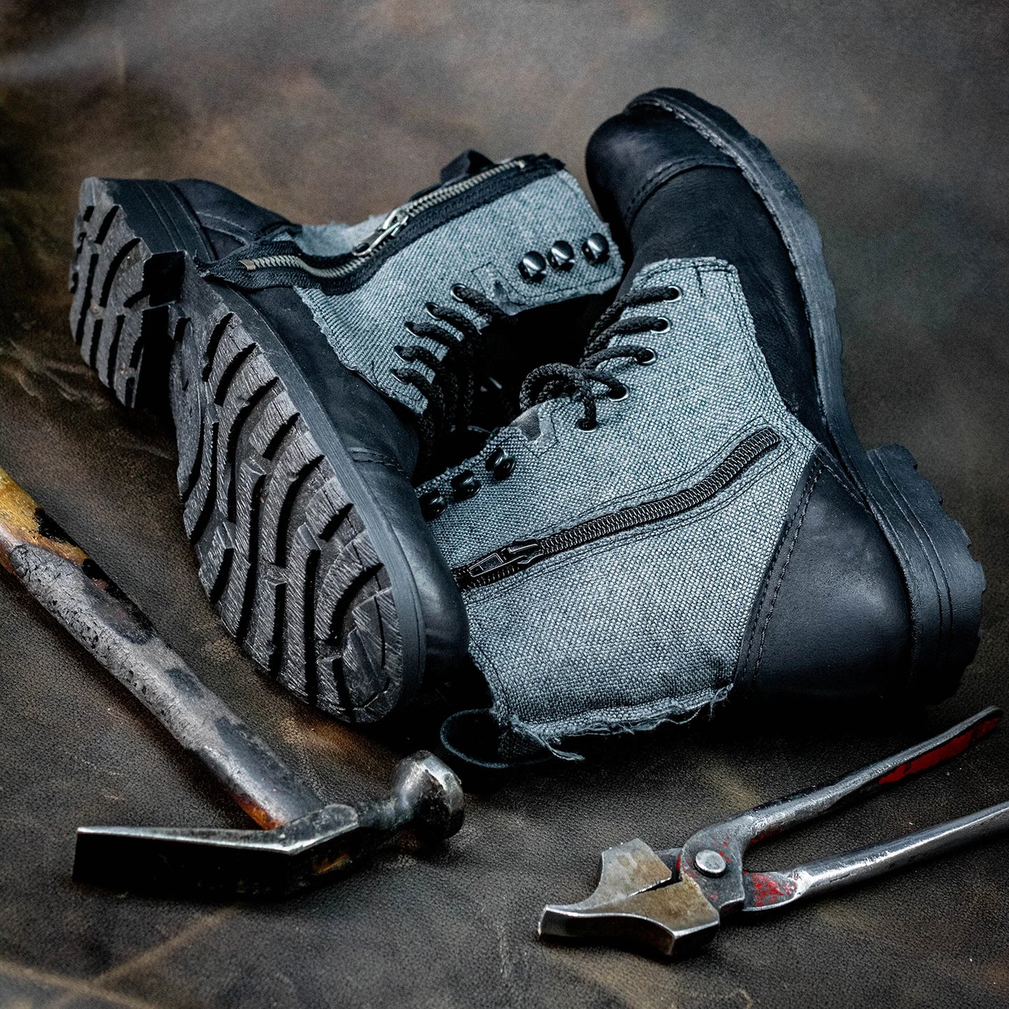 Handgefertigte Schwarze Herren-Boots aus Leder & Leinen – Linen | KarolShoes