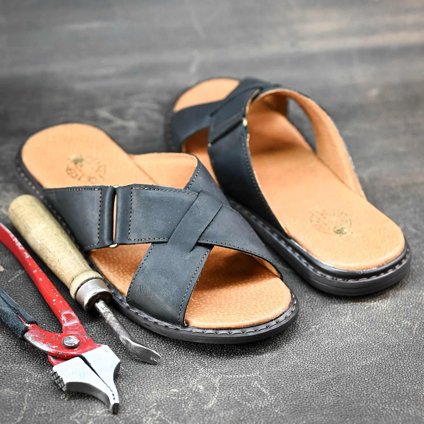 Schwarze Herren-Leder-Pantoletten mit Kreuzriemen – Nero | KarolShoes