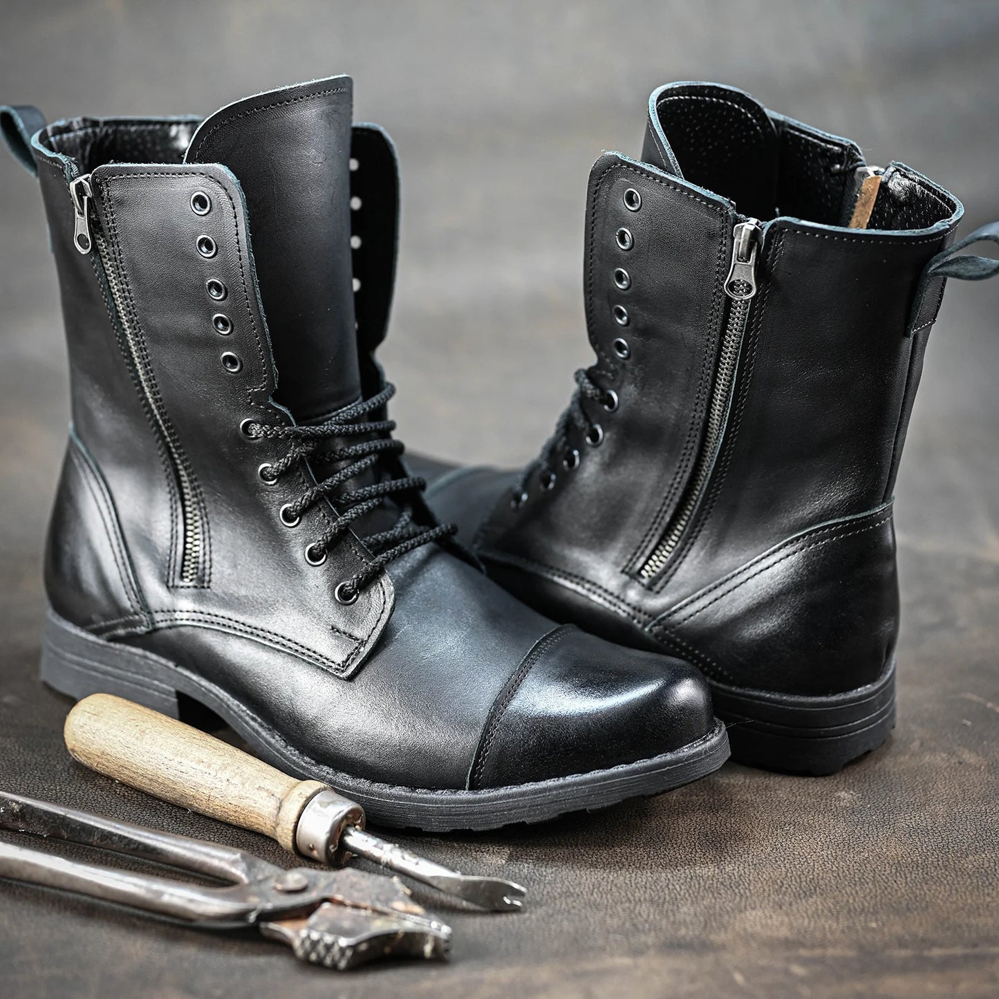 Handgefertigte Schwarze Herren-Combat-Boots aus Leder – Landon | KarolShoes