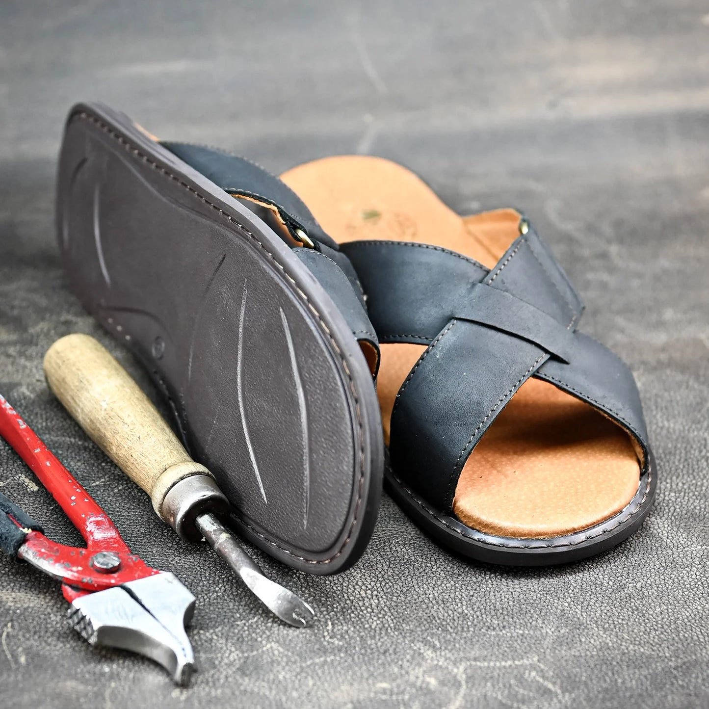 Schwarze Herren-Leder-Pantoletten mit Kreuzriemen – Nero | KarolShoes