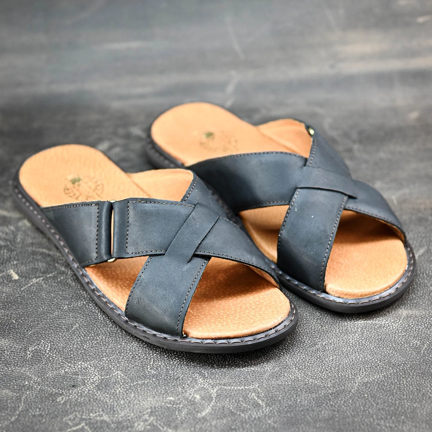 Schwarze Herren-Leder-Pantoletten mit Kreuzriemen – Nero | KarolShoes