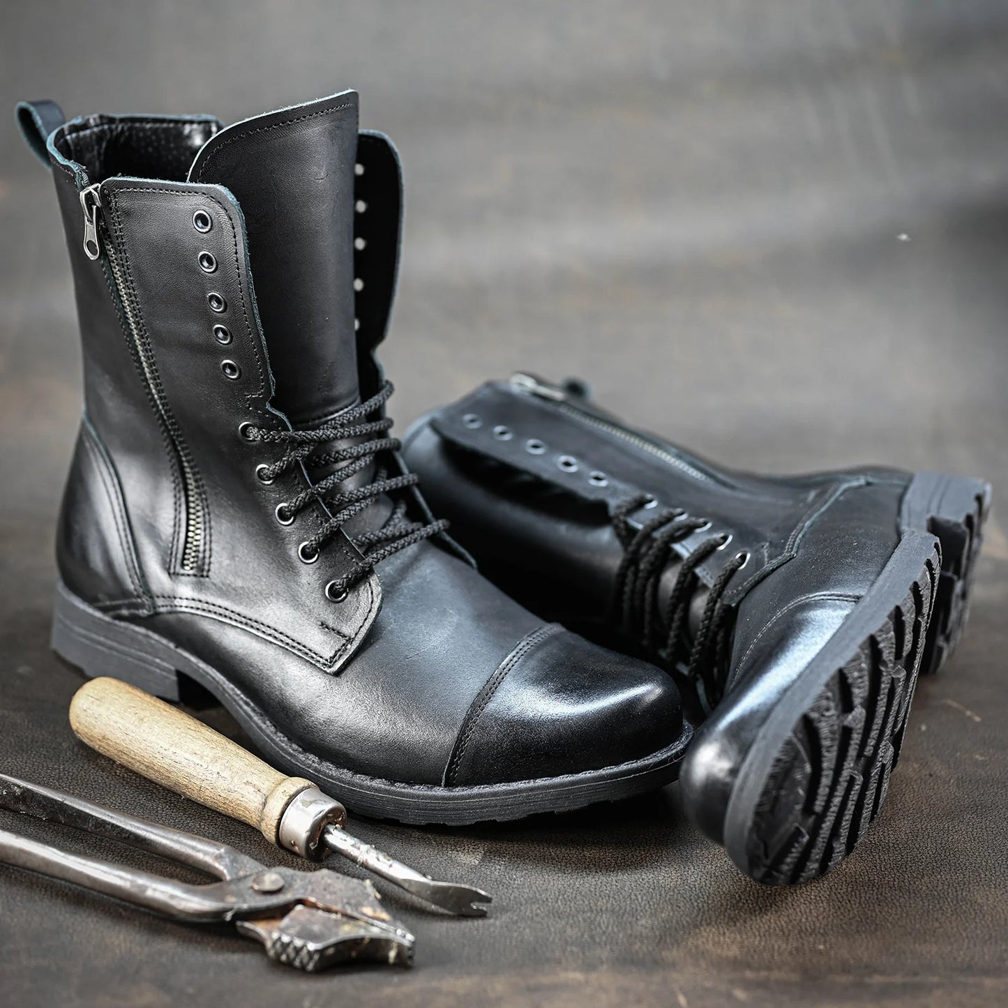 Handgefertigte Schwarze Herren-Combat-Boots aus Leder – Landon | KarolShoes