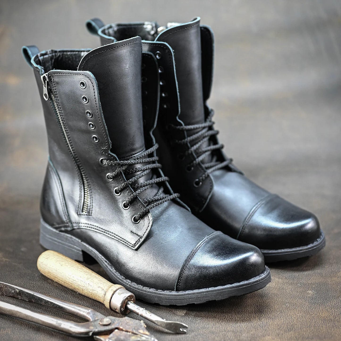 Handgefertigte Schwarze Herren-Combat-Boots aus Leder – Landon | KarolShoes