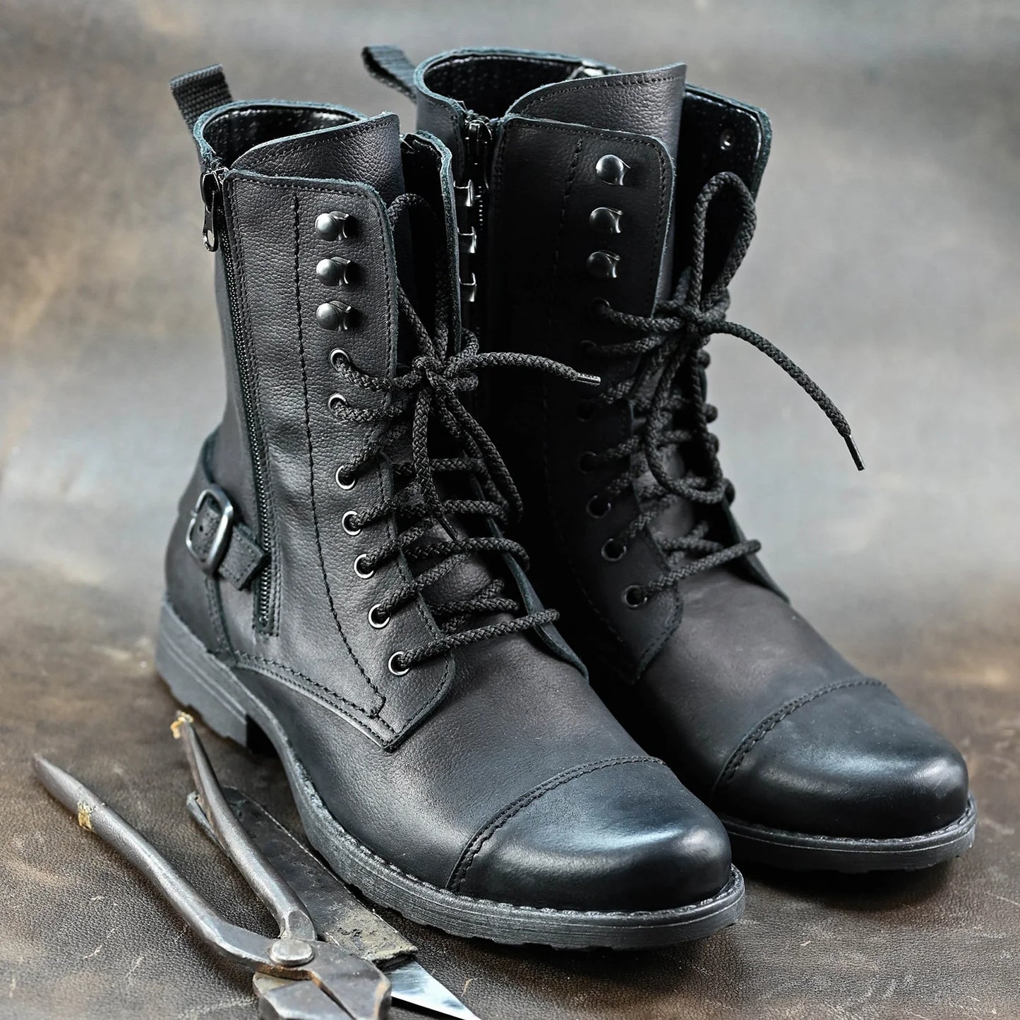 Handgefertigte Schwarze Herren-Combat-Boots aus Leder – Noah | KarolShoes