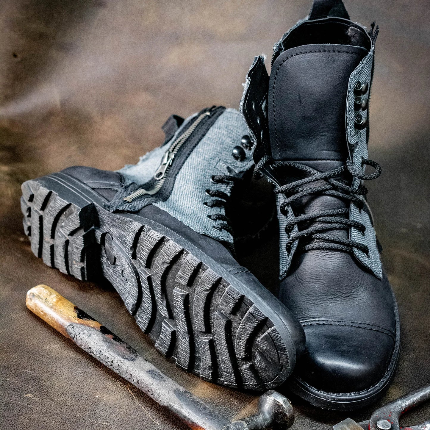 Handgefertigte Schwarze Herren-Boots aus Leder & Leinen – Linen | KarolShoes