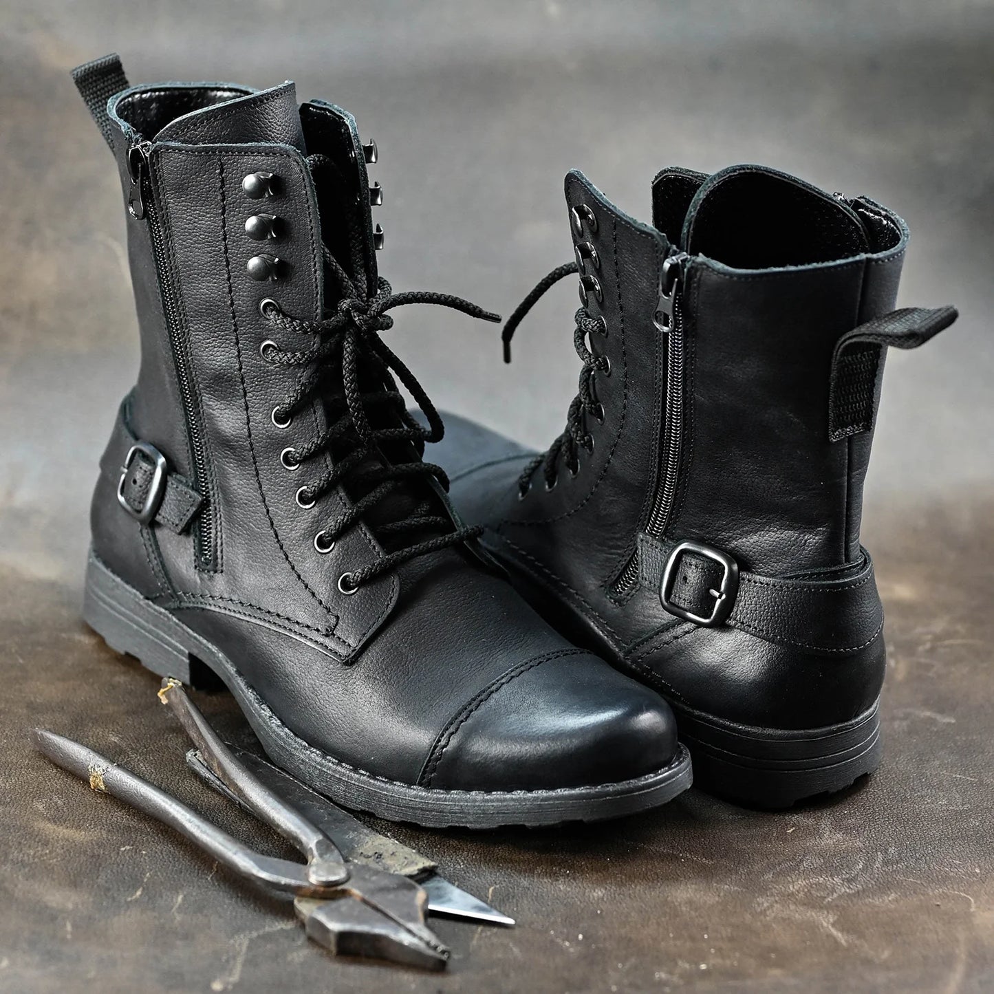 Handgefertigte Schwarze Herren-Combat-Boots aus Leder – Noah | KarolShoes