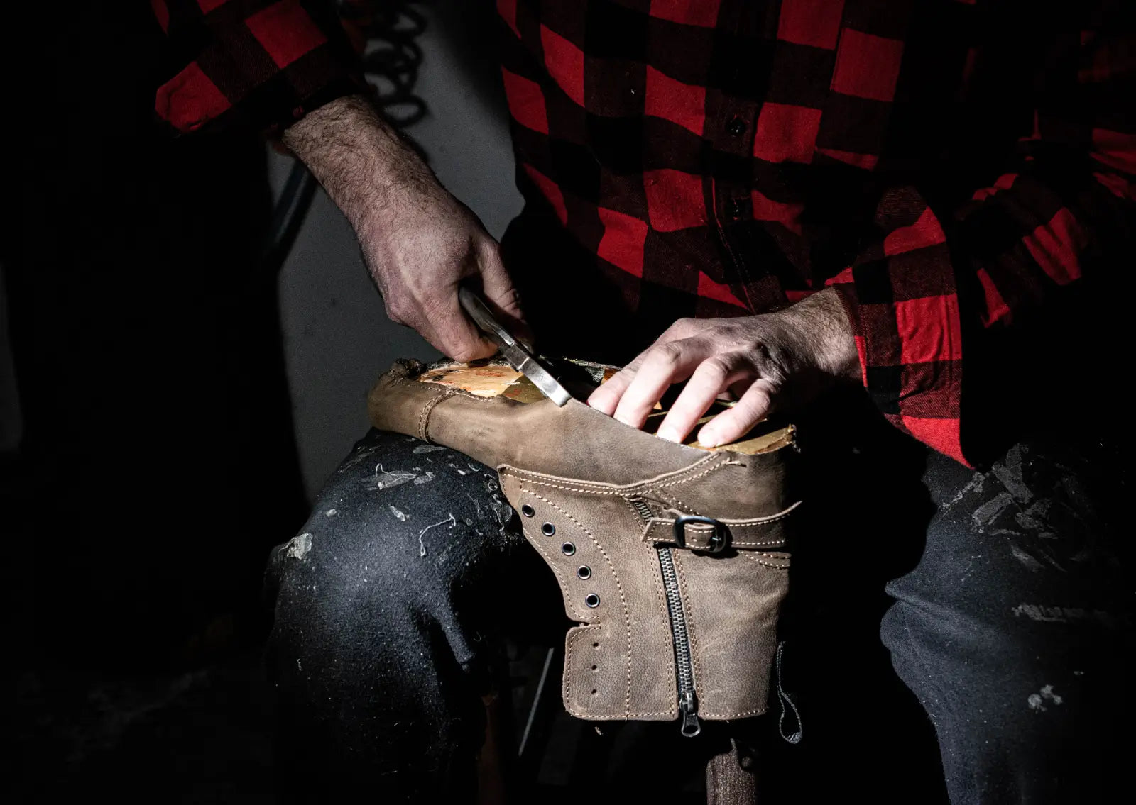 Načíst video: Handmade shoe production process